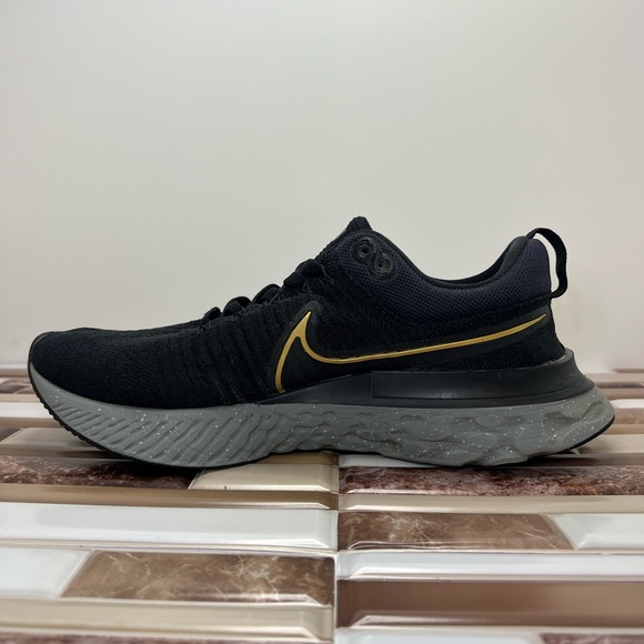 Nike React Infinity Run Flyknit 2(MEN) size 9 - Picture 13 of 16